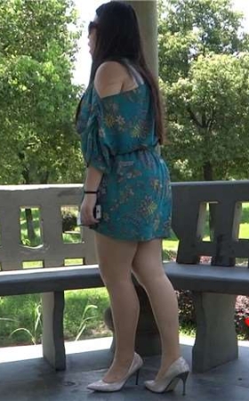 服装店兰兰的尖嘴细腿银色高跟鞋