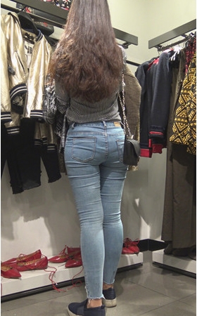挑选衣服的牛仔裤妹子