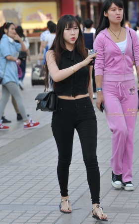曲线玲珑的黑紧身裤 娃娃脸美女 [10P]