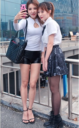 紧身小皮裤美女【套图+视频】