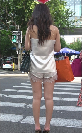 吊带短裤小姐姐