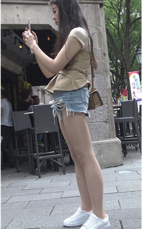 宽松的牛仔短裤妹子