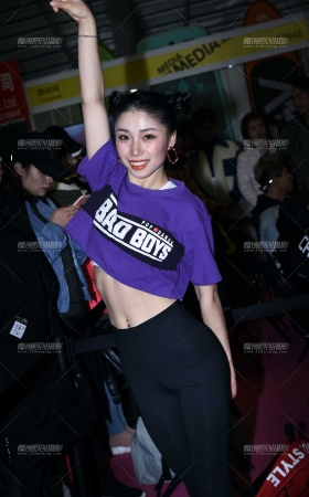 喜欢上镜的妹妹 [14P]