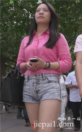 街拍粉色衬衫牛仔短裤三角区饱满的漂亮MM [523 MB]