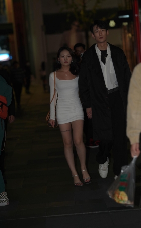 白裙美眉