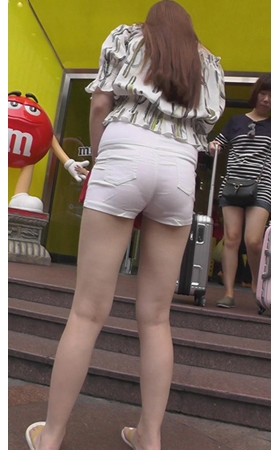 肉肉的白色热裤紧身美女