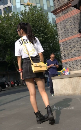 4K - 街拍短裙短靴马尾辫小姐姐 [1.86 GB/MP4]