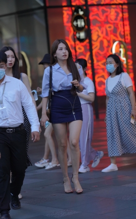 两个漂亮的小姐姐