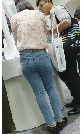 牛仔紧身裤小妹