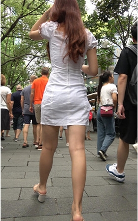 白色连体裙妹子