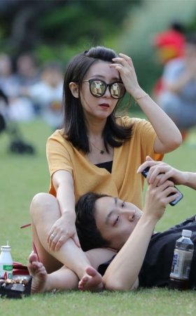 No1627 墨镜时尚美少妇朝我冷冷地伸直了双腿