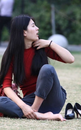 No660 漂亮女孩外拍前脱鞋放松，被一旁边的我逮个正着
