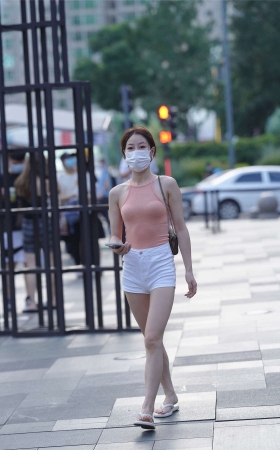 白色热裤粉衣小姐姐
