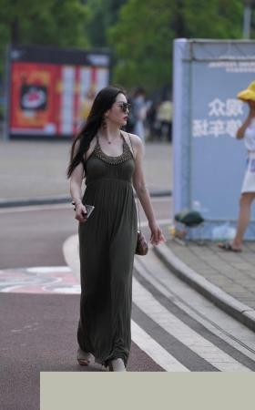 长裙低胸美女3A1076[186M]