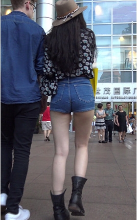 牛仔热裤妹子