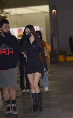 黑短裙小姐姐