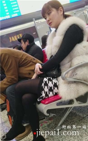 4k-高铁站候车室拍摄性感黑丝大长腿美少妇