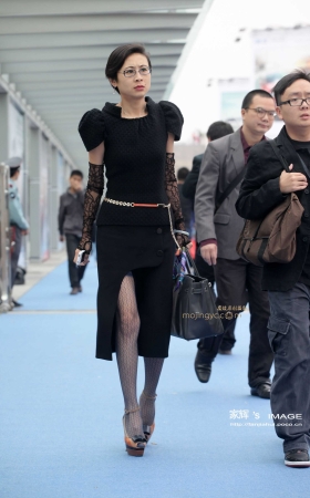 开叉长裙黑丝熟女 [15P]