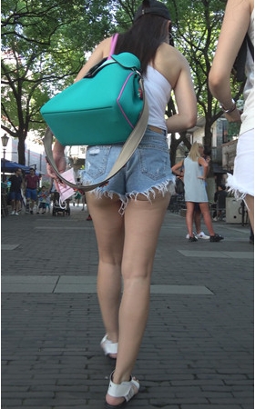 牛仔热裤月牙妹子