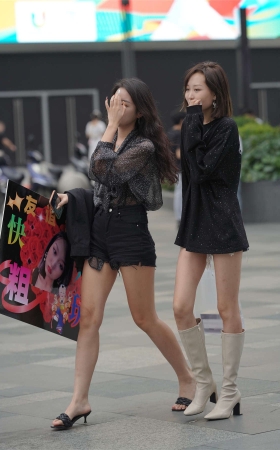 牛仔短裤笑开颜