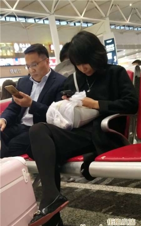 4K黑色系街拍丝袜MM低头玩手机