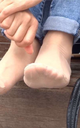 抽丝了的丝袜 [335 MB/MP4]