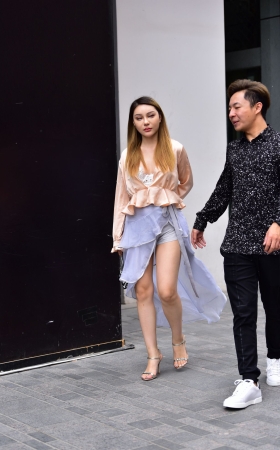 丰满圆润的美腿高跟女