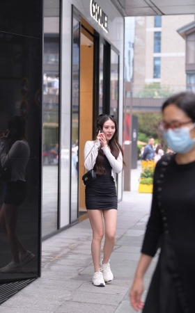 黑色包屯裙美女