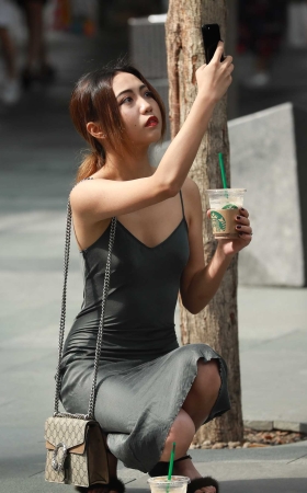 穿上丝质长裙 更显女人味 [17P]