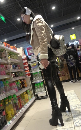 超市里时尚的皮裤小姐姐