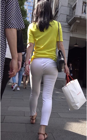 漂亮的黄衣白裤美女
