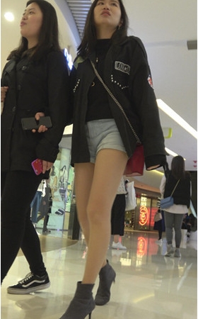 漂亮的热裤肉丝美女