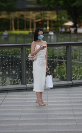 白色包屯裙美女