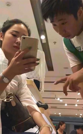 超漂亮的黑短裙少妇试鞋