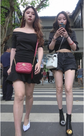 漂亮的两个裸腿小姐姐