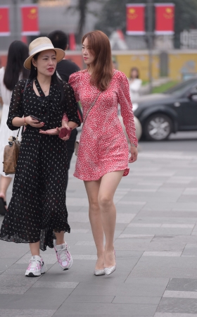 连衣裙少妇
