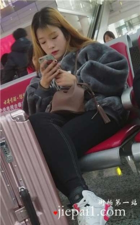 4k-高铁站候车室遇见清纯靓丽的美女。
