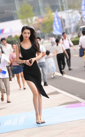 修长的大长腿美女 [18P]