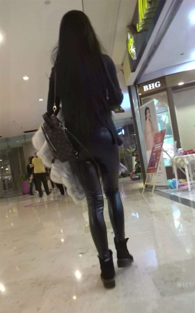 黑色毛衣紧身皮裤街拍美臀MM