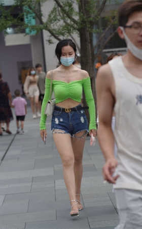 热裤丰腴美女