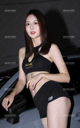 黑色抹胸热裤车模 [36P]