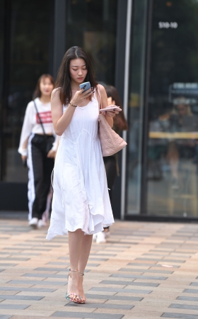 白色长裙高跟