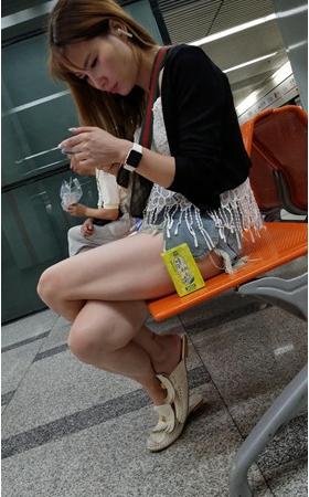 候车室玩手机的小姐姐