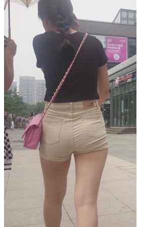 黑衣紧身热裤美女