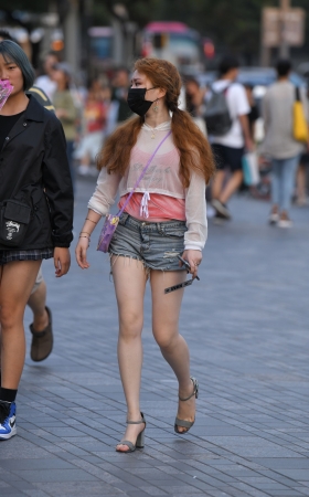 短裤孖辨美女