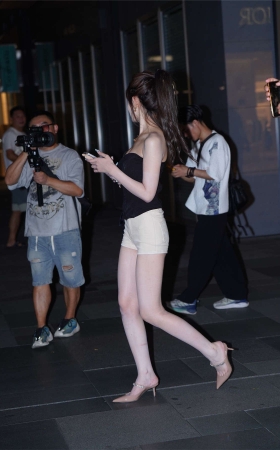 牛仔短裤黑白搭配
