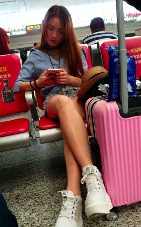 火车站里的白腿美女