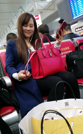 火车站拍摄黑色丝袜性感修长美腿长发美妇