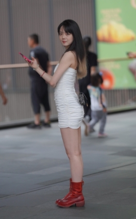 白裙美眉