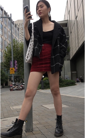 玩手机的红裙小姐姐